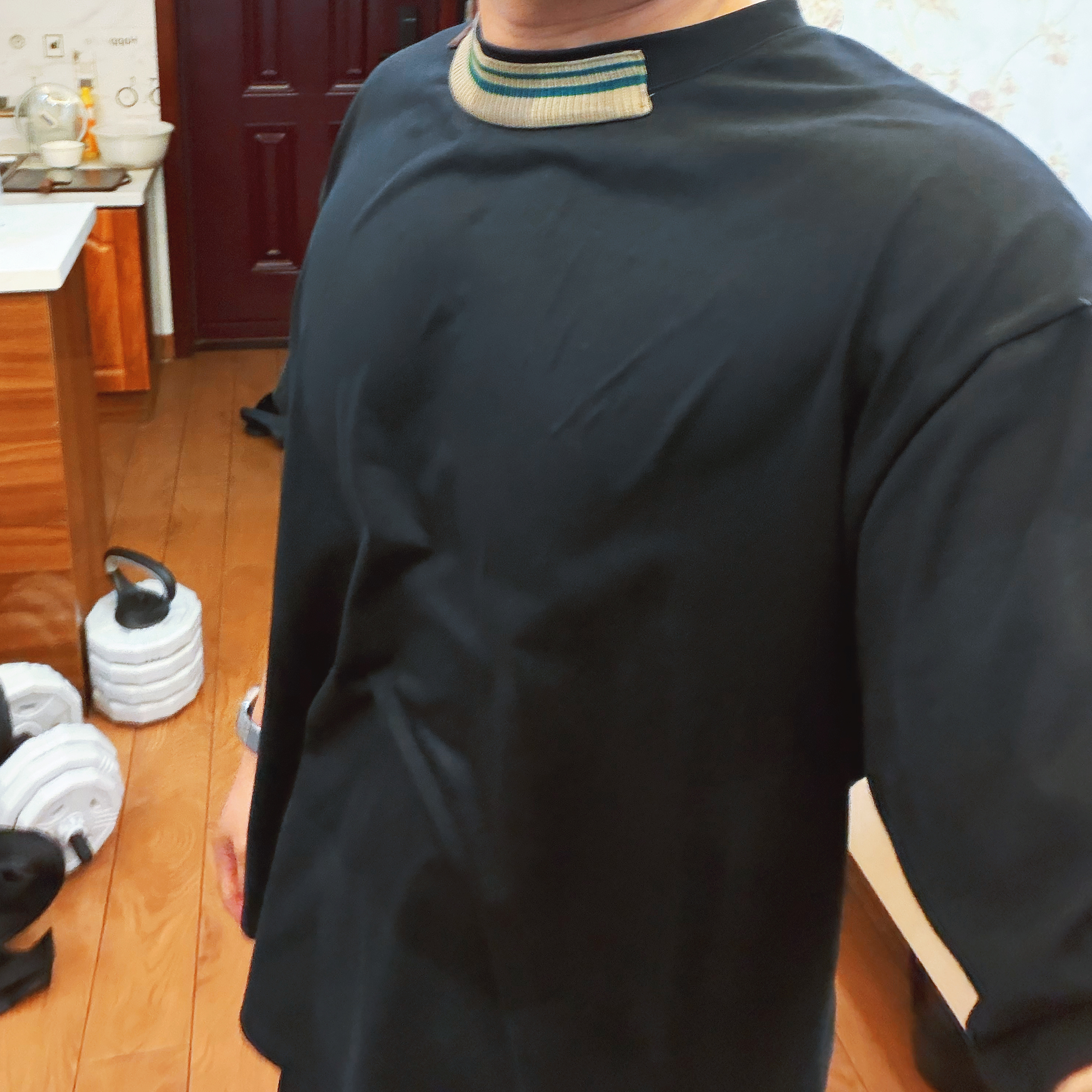 为什么说肌肉男是当下社会最稀缺的资源呢？走在大街上、商场上，精致漂亮、身材好的女