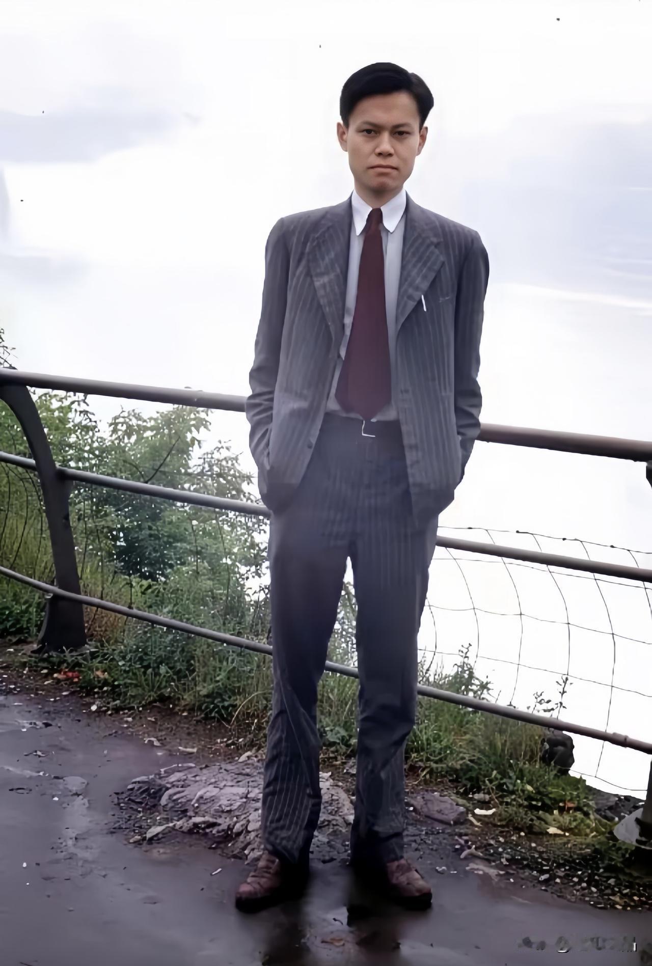 1948年，杨振宁26岁时，在美国尼亚加拉瀑布前留影，他身着简朴的西服立于观景台