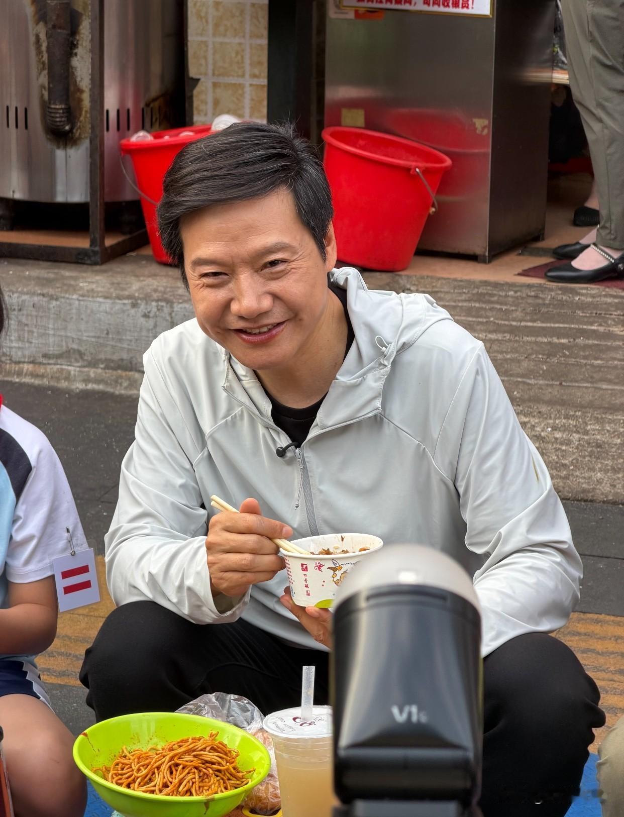 雷军热干面早餐“大片”是不是有心作秀？虽然网友一致认为他在刻意模仿黄仁勋，肯定是