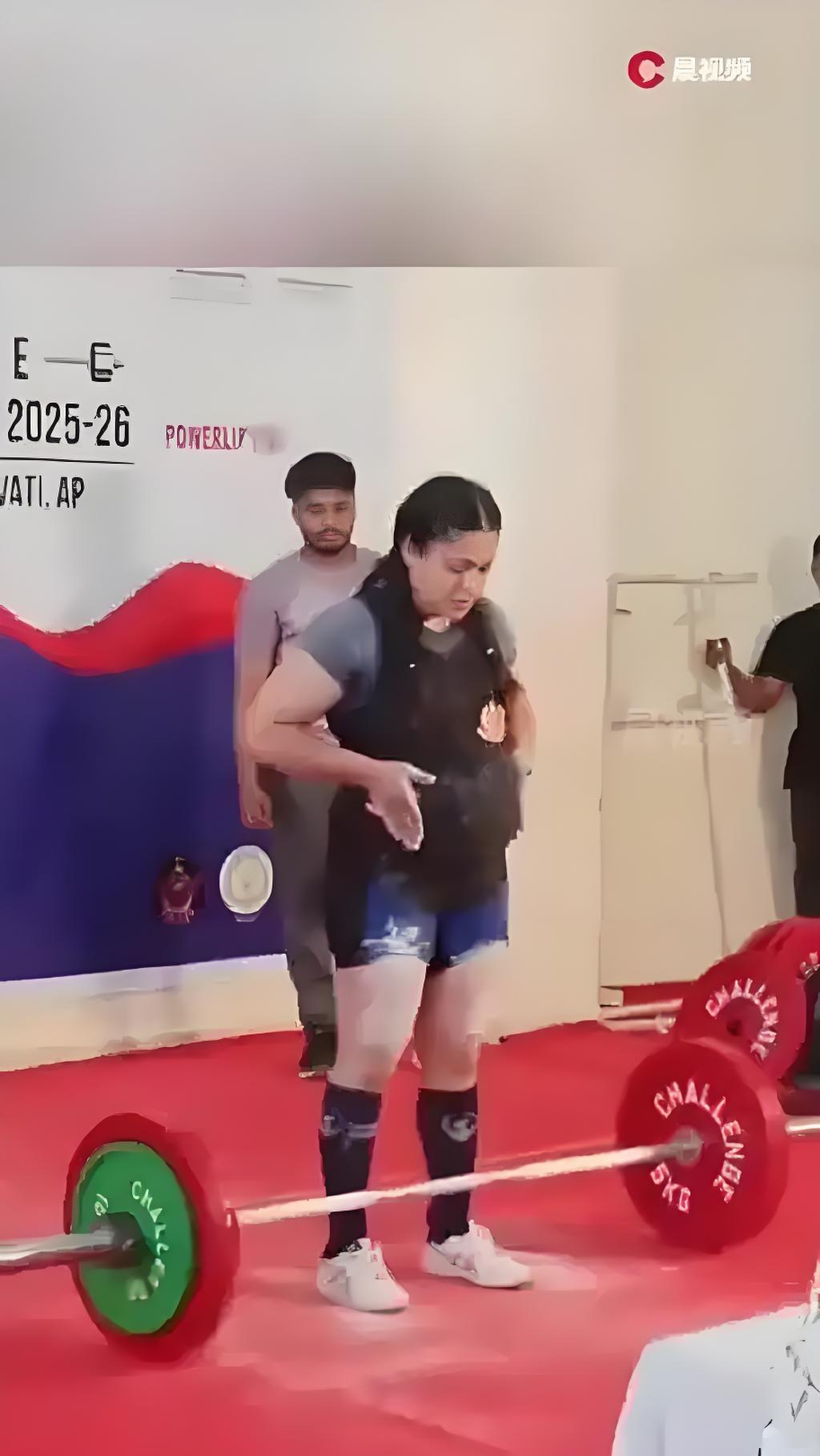 怀孕7个月举起145公斤！一印度女警挺着孕肚拿下举重铜牌！


10月17日，一