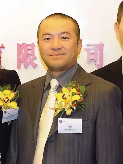 2012年，他离婚分走前妻200亿、买别墅、娶空姐，在伦敦买下了一栋希尔顿酒店，