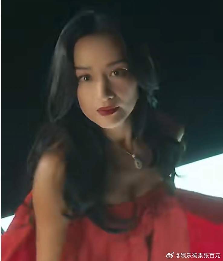 瞿颖香奈儿老了还是香奈儿初代超模气场太绝，岁月只增格调不减风华，松弛自信又大气，