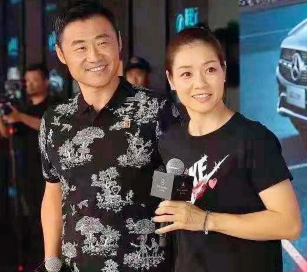 李娜退役后真是越来越美了，和老公在一起时，老公眼里全是她，简直就是人生赢家啊！你
