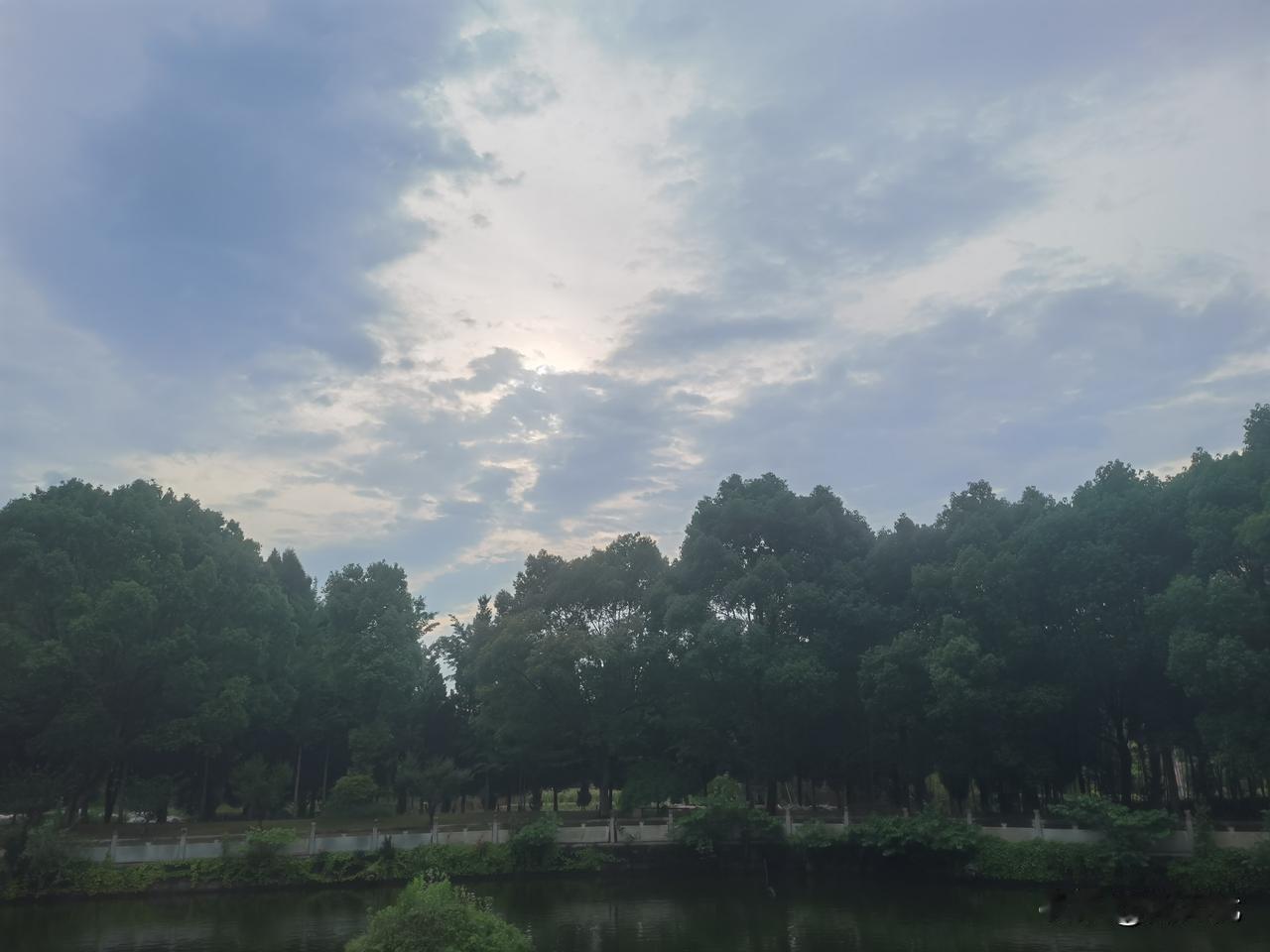 从玄学的角度去看，越怕什么，就越来什么，这个观点是对的。
那么，我们什么都不怕，