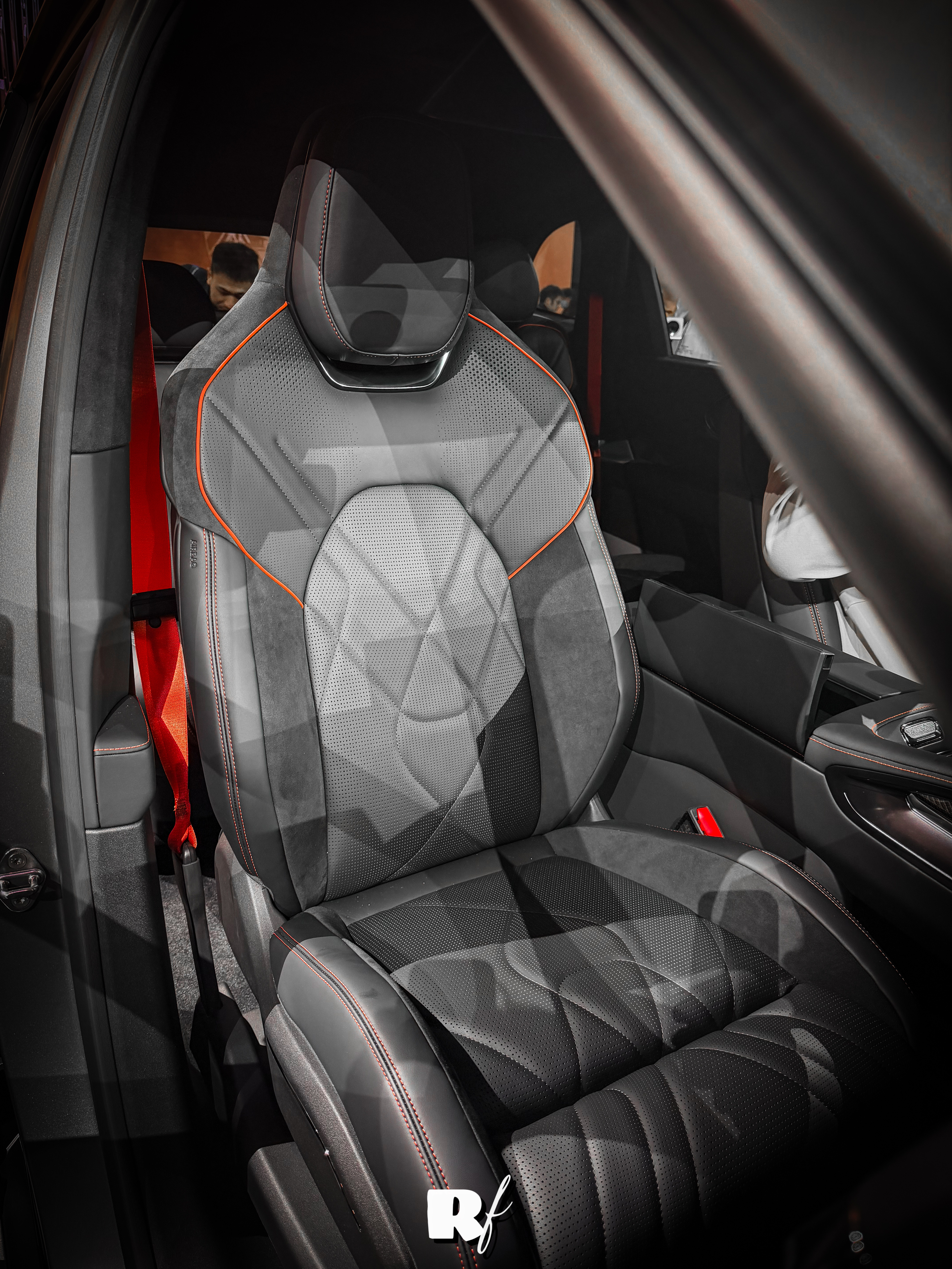 前几天拍的｜ZEERK 8X 曜影 这车外观设计的很有自己的风格并且按照一台高性