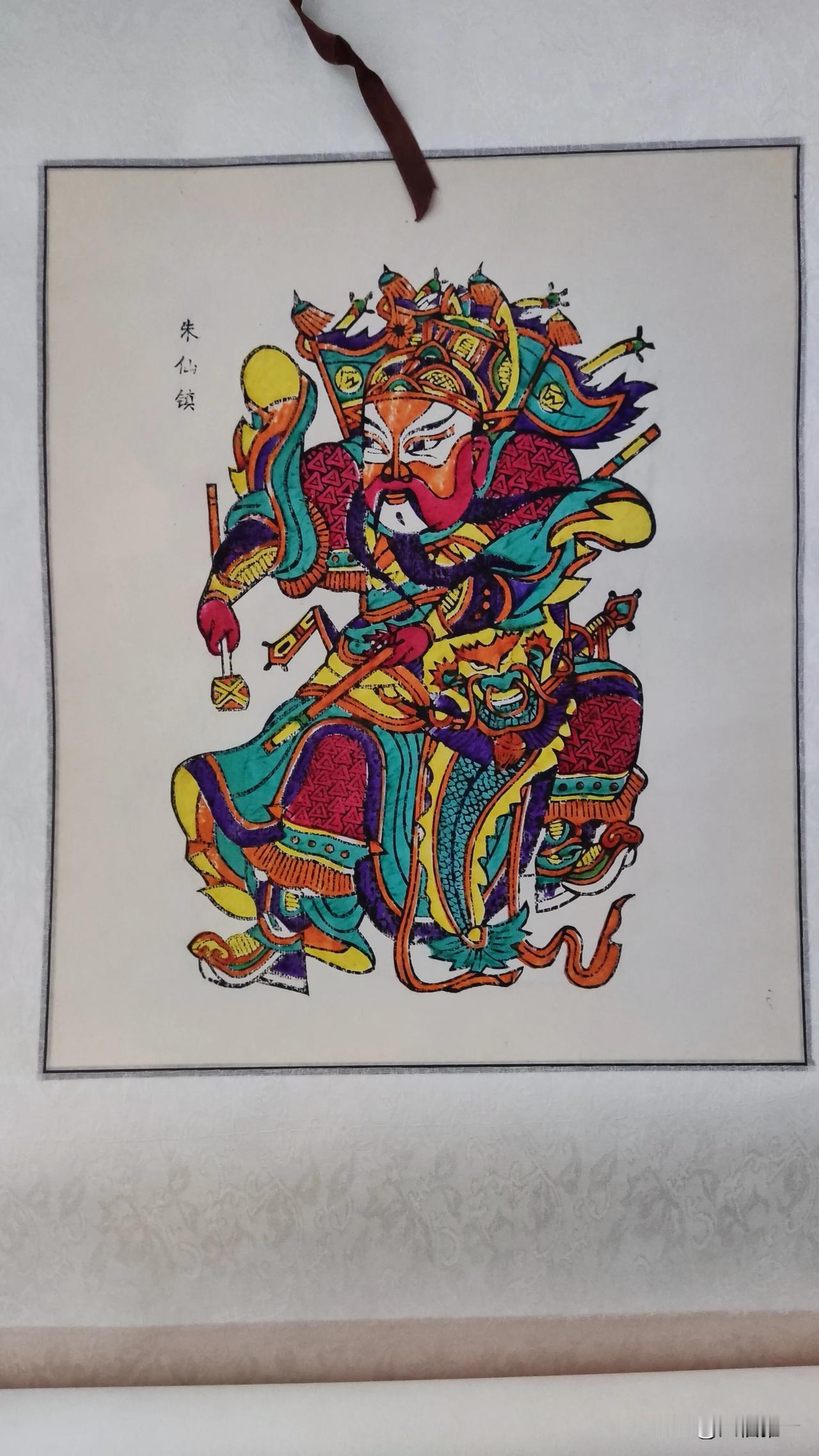 朱仙镇木版年画中，手拿一棍一锤的形象通常是钟馗的形象‌。
钟馗是中国传统文化中的