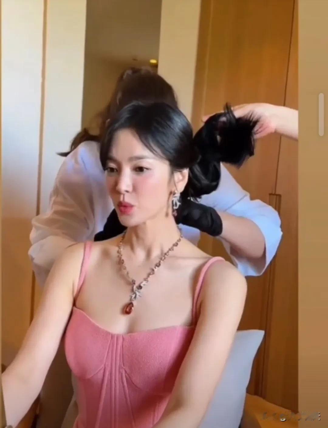 宋慧乔瘦的刚刚好呀，很匀称的身材，岁月从不败美人，宋慧乔的美不在皮囊而是经年沉淀