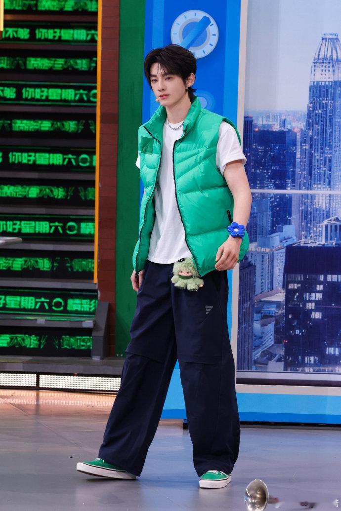 魏哲鸣魏哲鸣单手抱把赖伟明整害羞了你好星期六谁懂啊！魏哲鸣单手抱封神名单又添一人