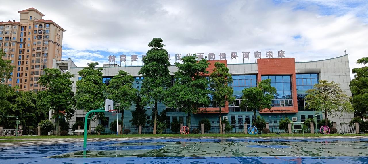 漳州市长泰区——第二实验小学教学楼对面楼顶上有则巨大的标语：“教育要面向现代化，