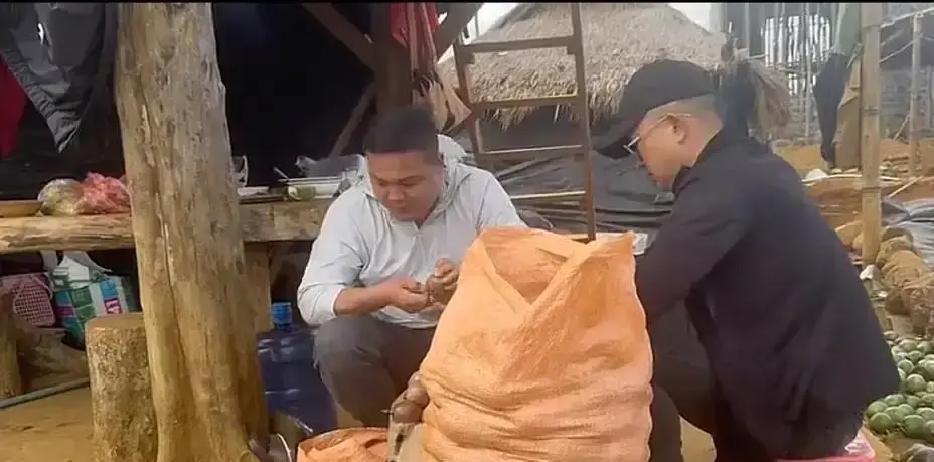 小依直播崩溃那刻，所有人都盯着她的眼泪。但真正刺穿剧本的，是阿彪搬石头时，那一下