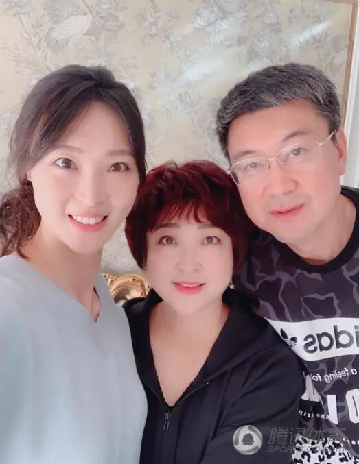 惠若琪和父母的生活照:
惠爸爸低调内敛平易近人自带喜感
惠妈妈温婉贤淑和蔼可亲一