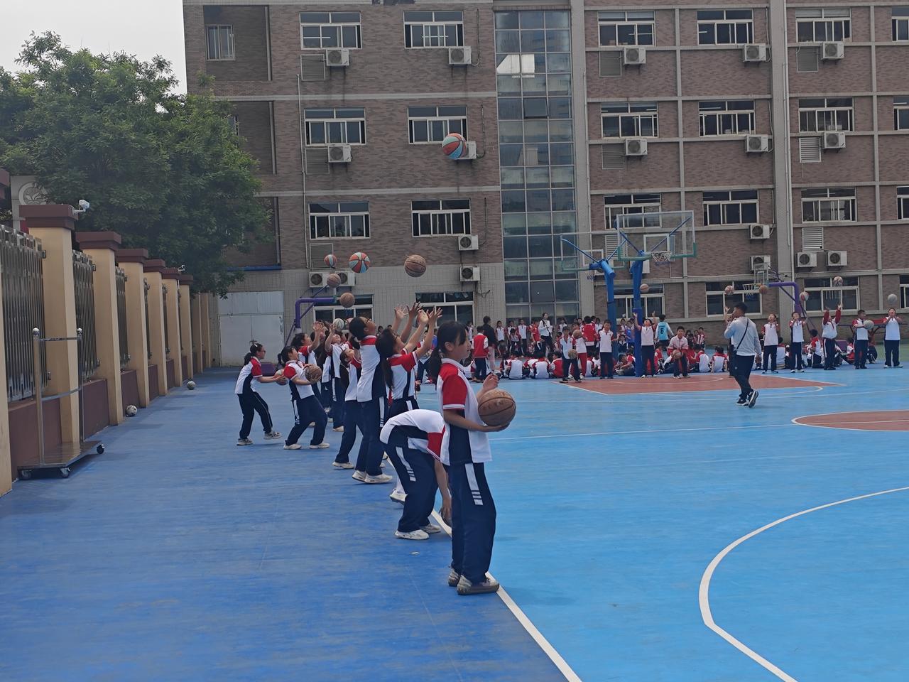 童年的比较

前几天的下午，路过临街的小学，学生们正在上体育课，老师教同学们练习