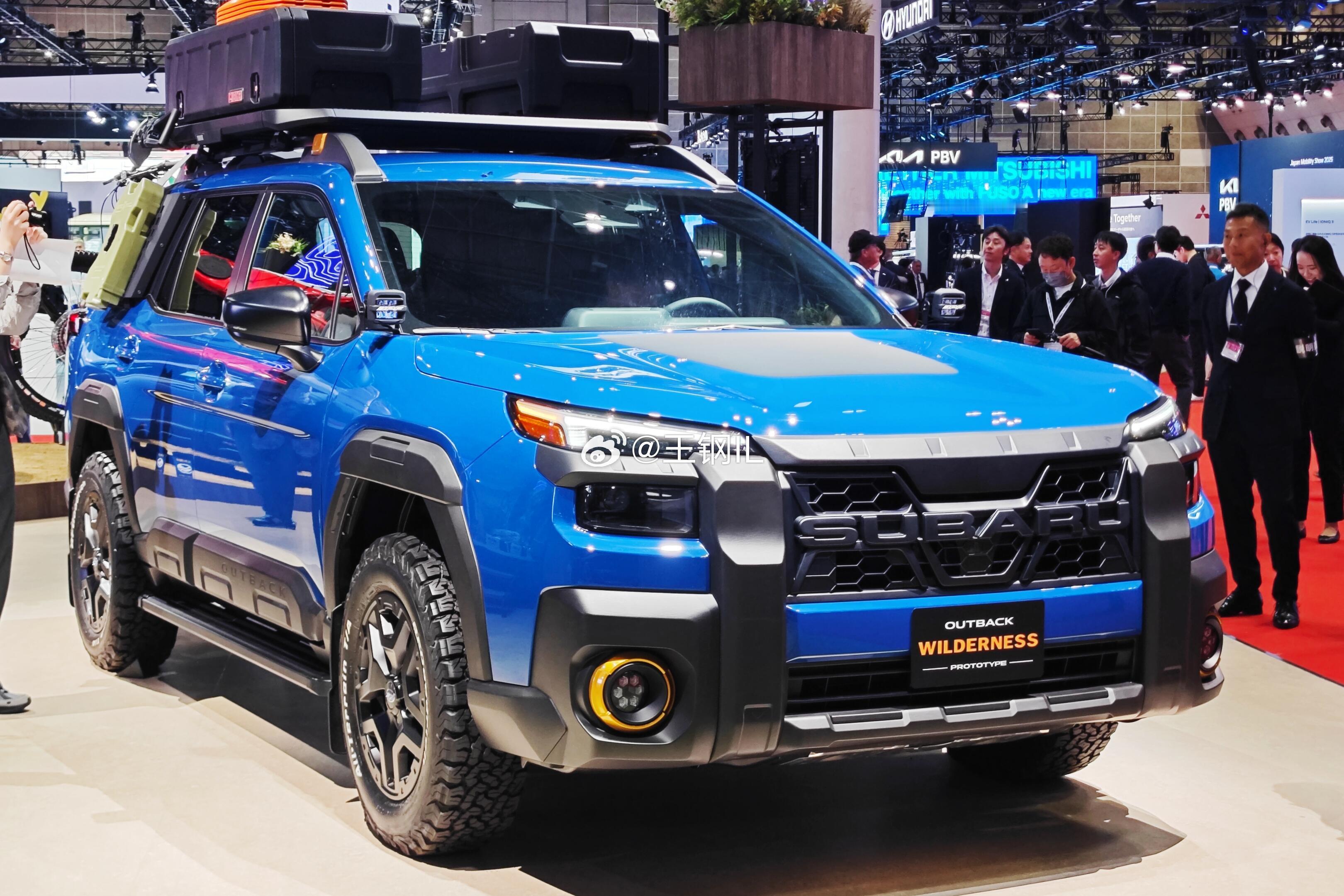 全新斯巴鲁傲虎 有点抽象，从车身形态来看，旅行车味道依然强烈，但这一圈黑色包围加