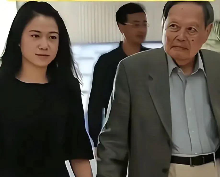 对于翁帆，不查不知道，一查吓一跳，
28岁嫁给82岁的杨振宁，比自己的爸爸妈妈年