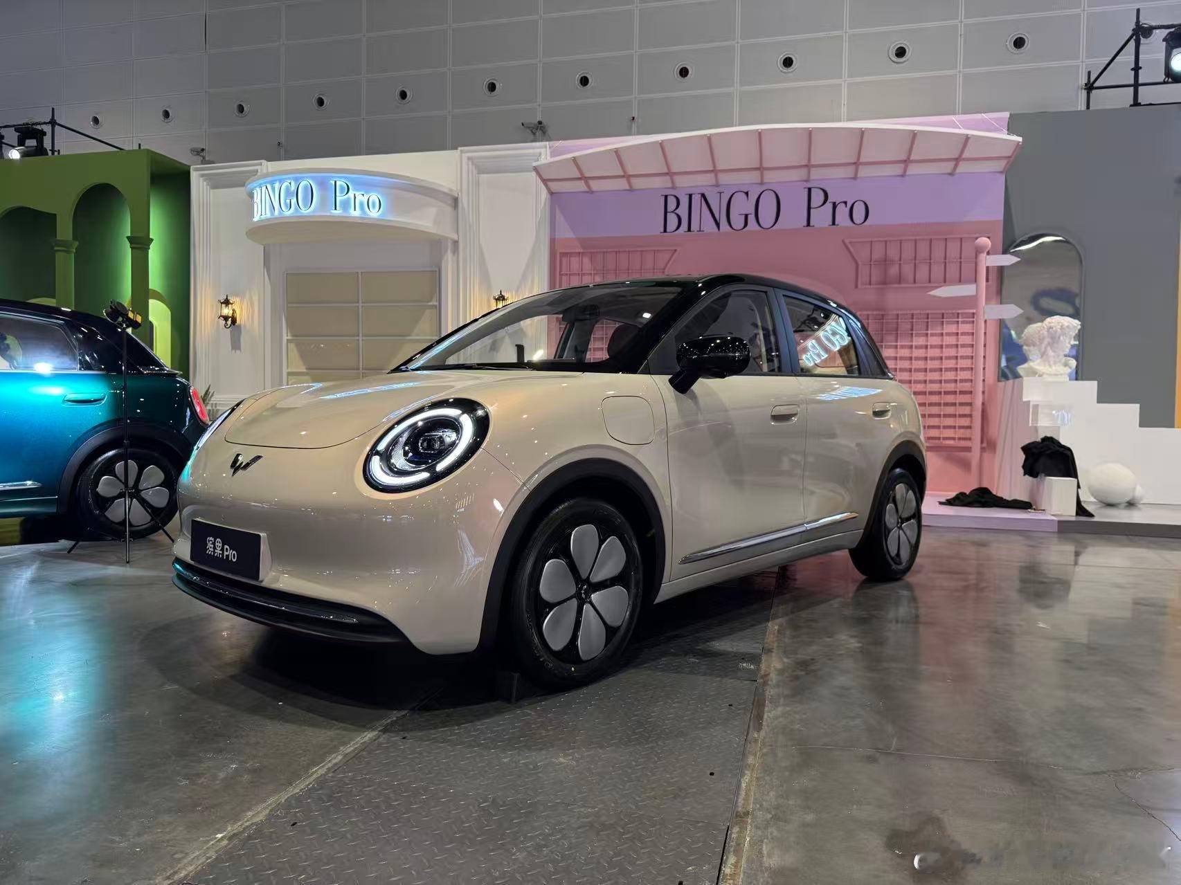 4月14日，五菱缤果Pro在杭州预售发布，价格5.88万-7.28万。在能看到的