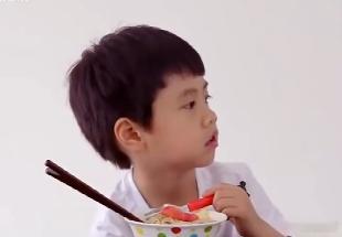 郑钧15岁儿子近照 郑钧15岁的儿子近照曝光，真的让人眼前一亮！曾经的小不点儿如