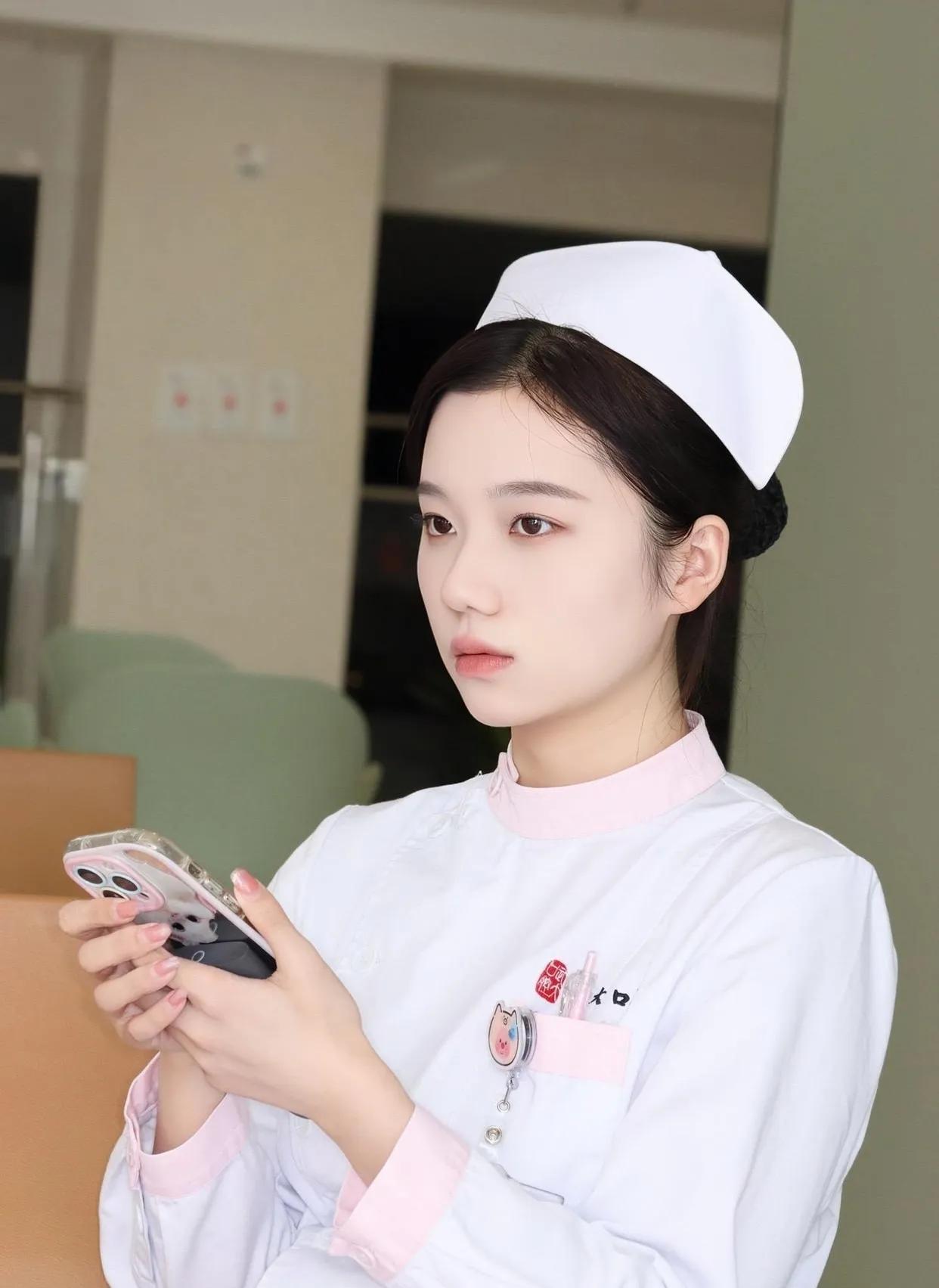 昨天生病去医院，发现一位漂亮的护士，看得我忍不住拍下一张美照。