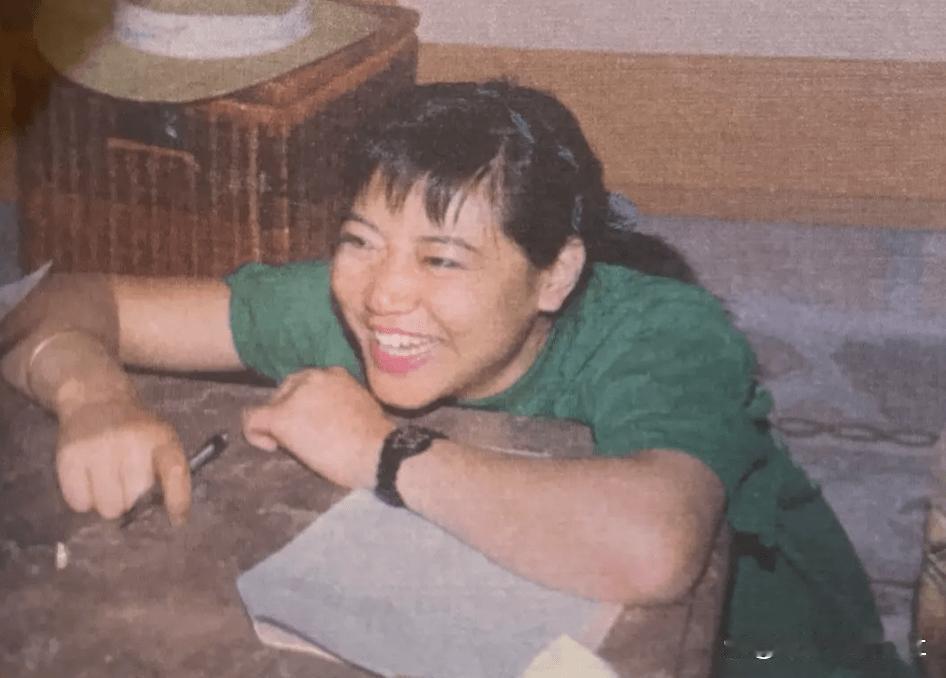 打工皇后吴士宏的成长经历:

吴士宏，初中毕业后因家庭原因直接去了到北京宣武区椿