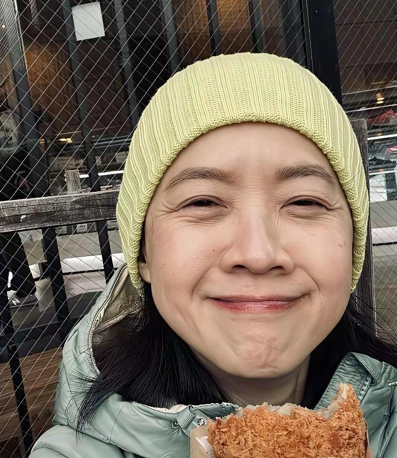 曾宝仪在日本的生日，没有盛大的派对，只有蛋糕和炸猪排的陪伴。简单的快乐，最能治愈