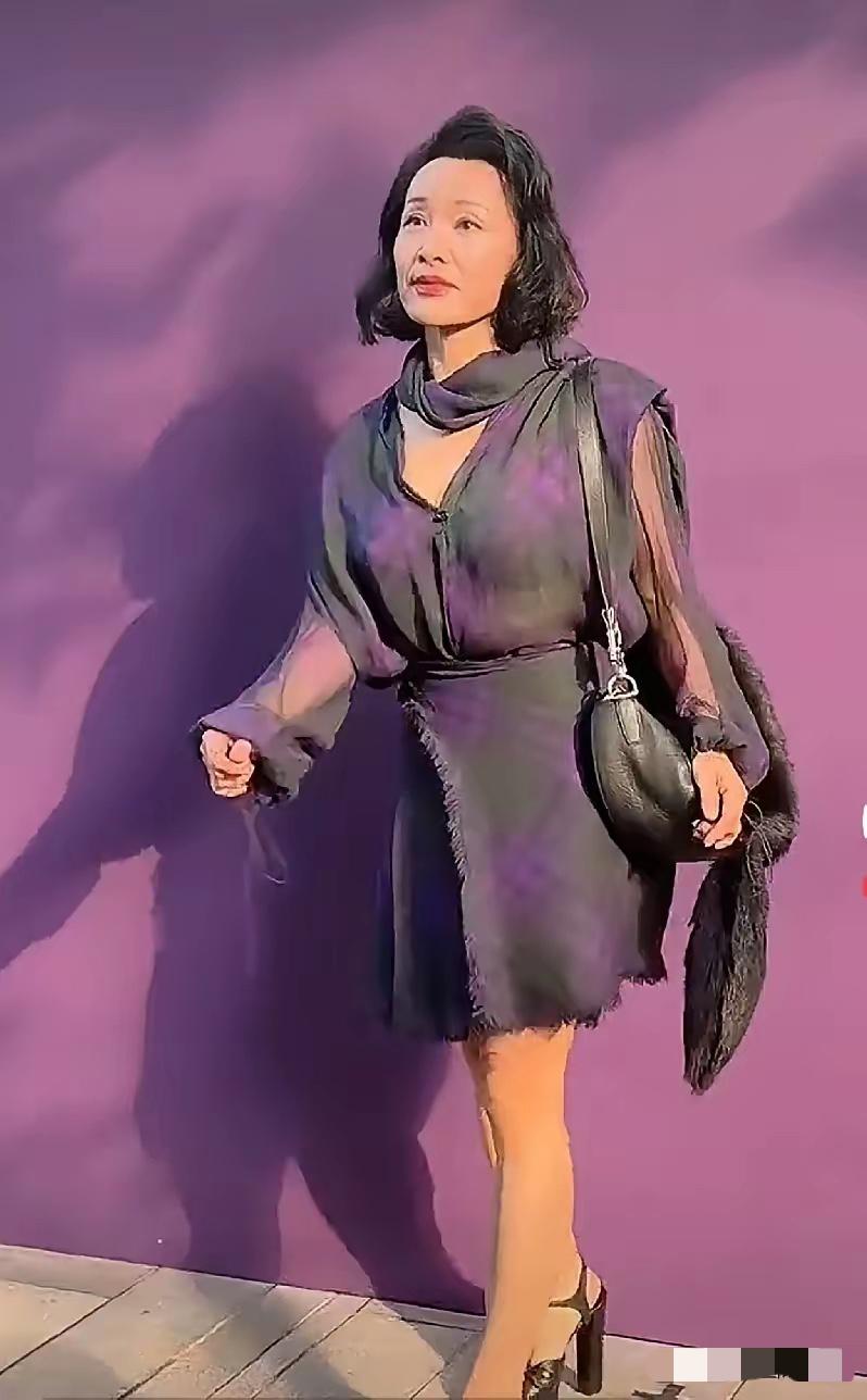 是不是一件很奇怪的事情。一个18岁就选择美国，并成为了真正美国人的女明星，为什么