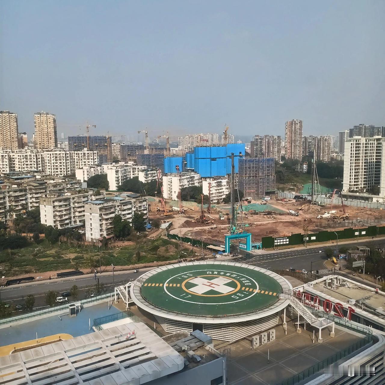 自贡的四医院南湖总院好“神奇”

一个又大又圆的直升机停机场建在了楼顶顶

听说