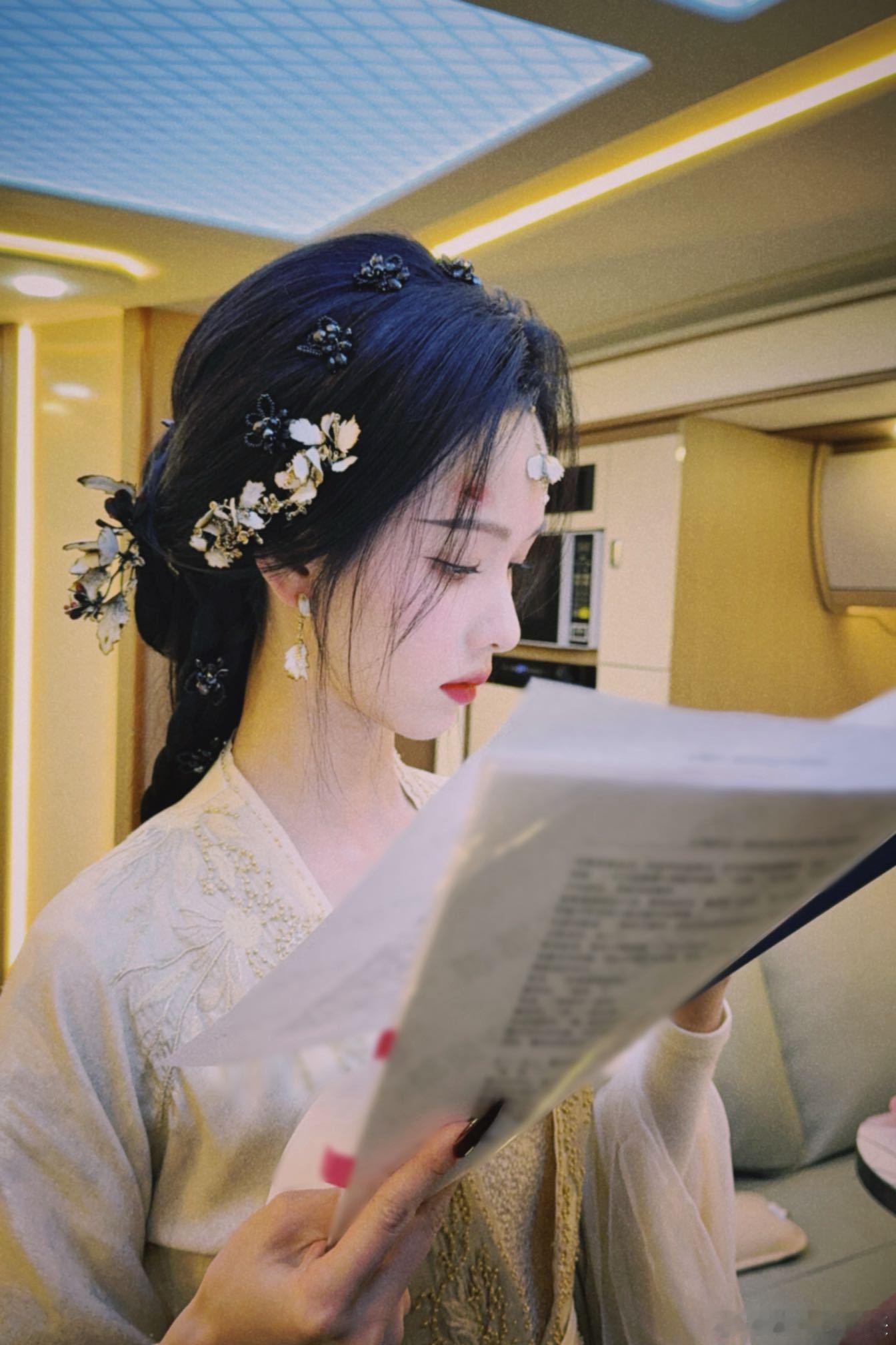 陈都灵月鳞绮纪收官长文 陈都灵沉浸式诠释雾妄言这个角色，从神态气质到情绪层次都拿