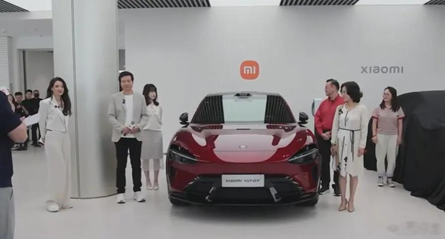 小米YU7 GT首批交付！雷军舒淇现场交车✨5月29日，雷军和舒淇一起为小米YU
