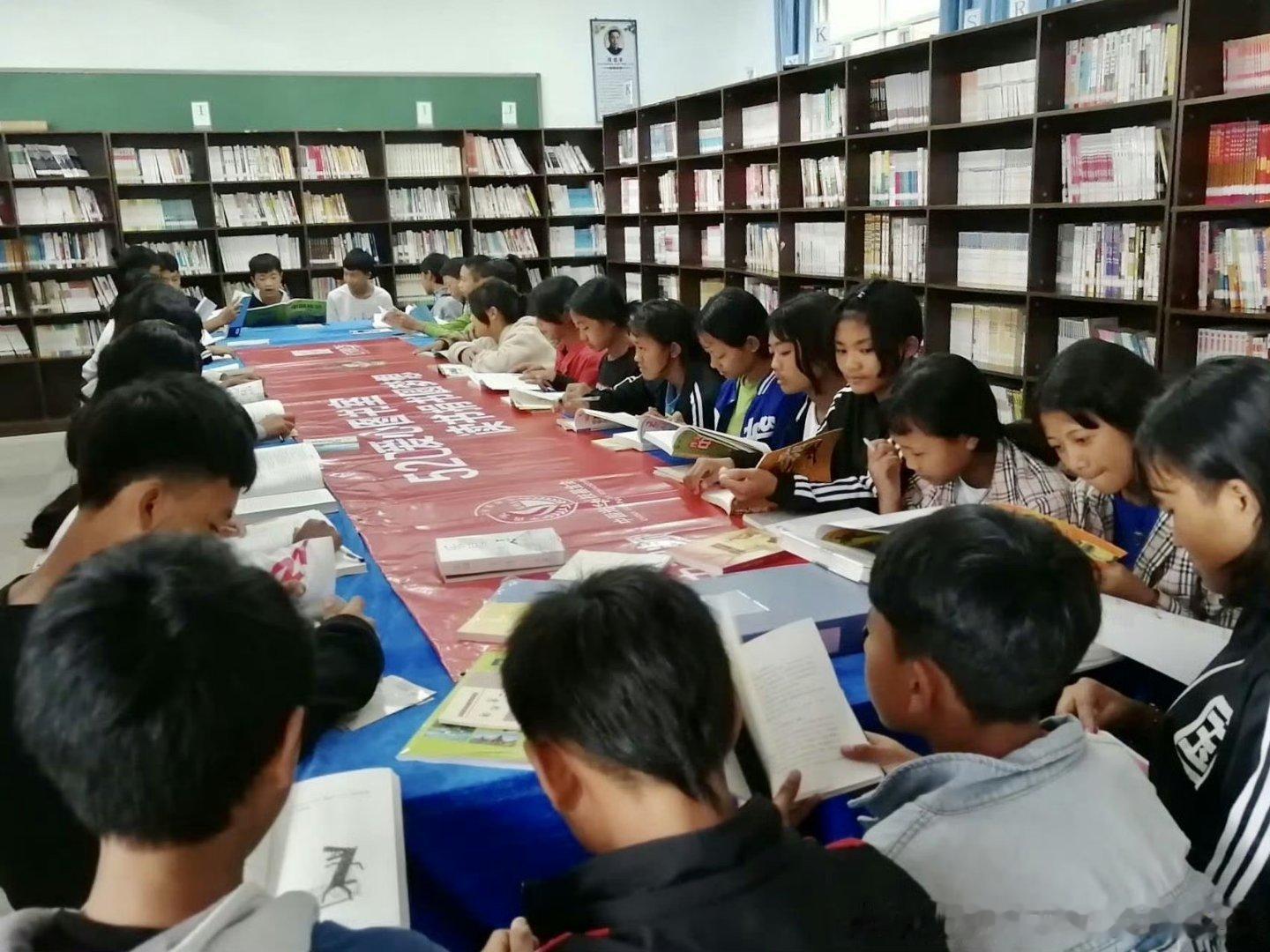 肖战公益一路有你[超话] 孩子们纯真灿烂的笑容，是收获知识的力量，他们的人生会因