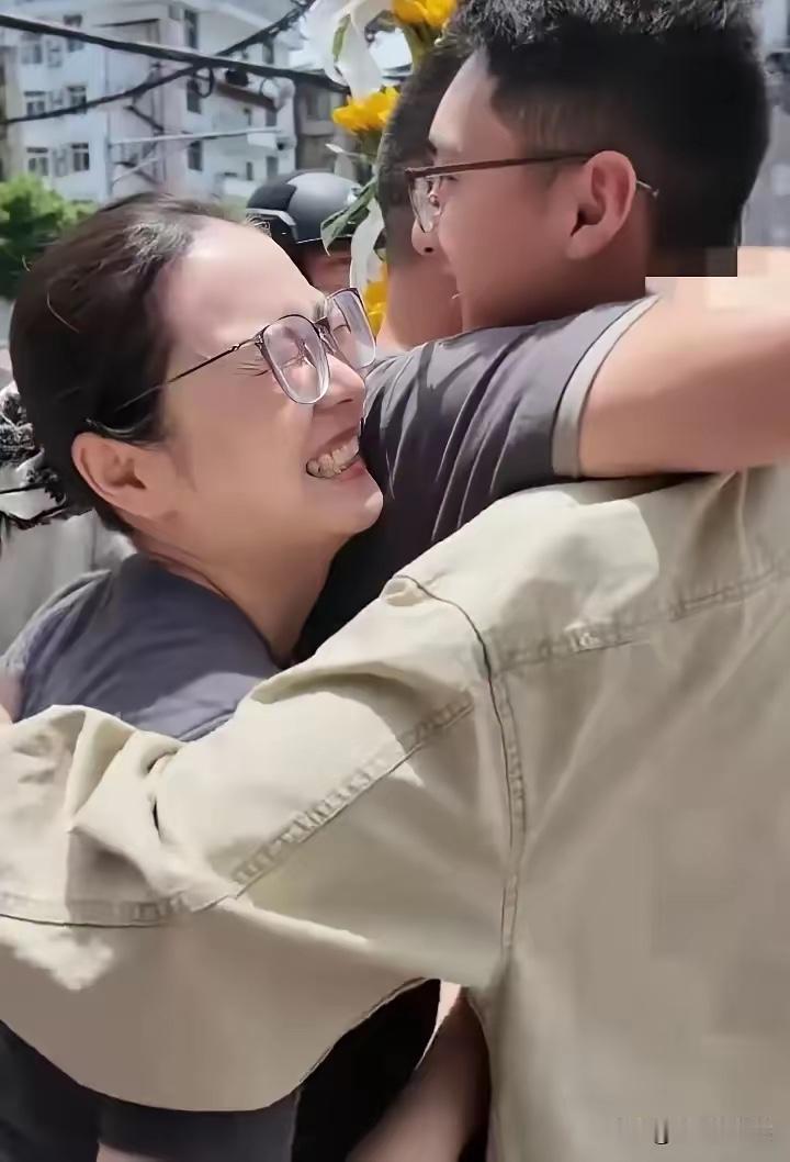 刷到四川广元这场高考收尾画面，真的一瞬间看哭了太多人！谁说高考最动人的是金榜题名