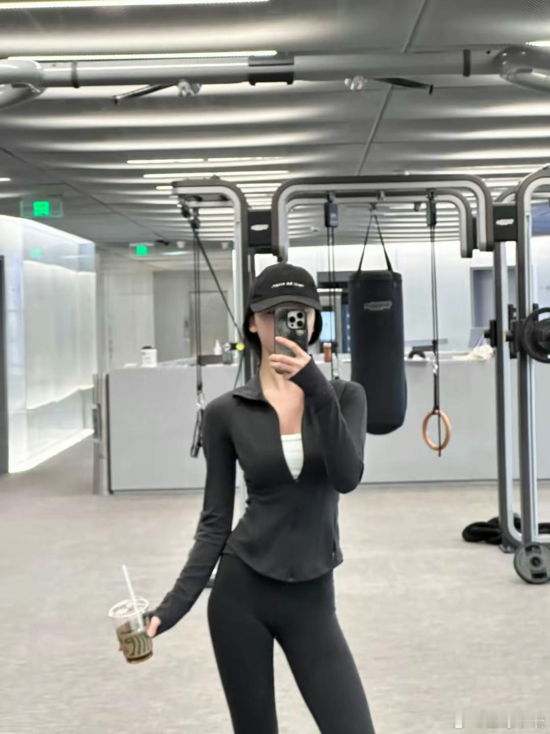 被易梦玲练背“背影”惊艳了！8套私服穿搭好美，展现极致好身材 ​​​