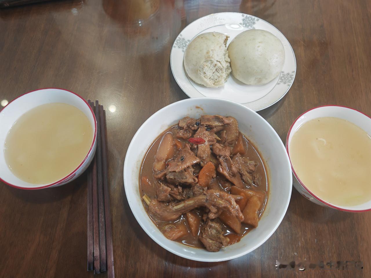 今天儿媳休息，我要做两个人的午饭了，正好有昨天晚上炖的鸡肉（给儿子留的没回来吃晚