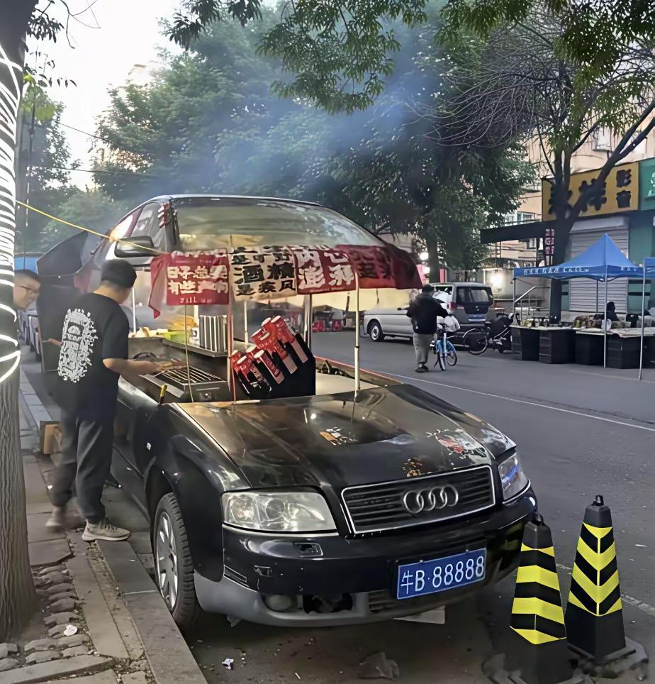 城管说哎！刚才群众举报的烧烤车呢？！！[笑cry][笑cry]ps水平有点牛！ 