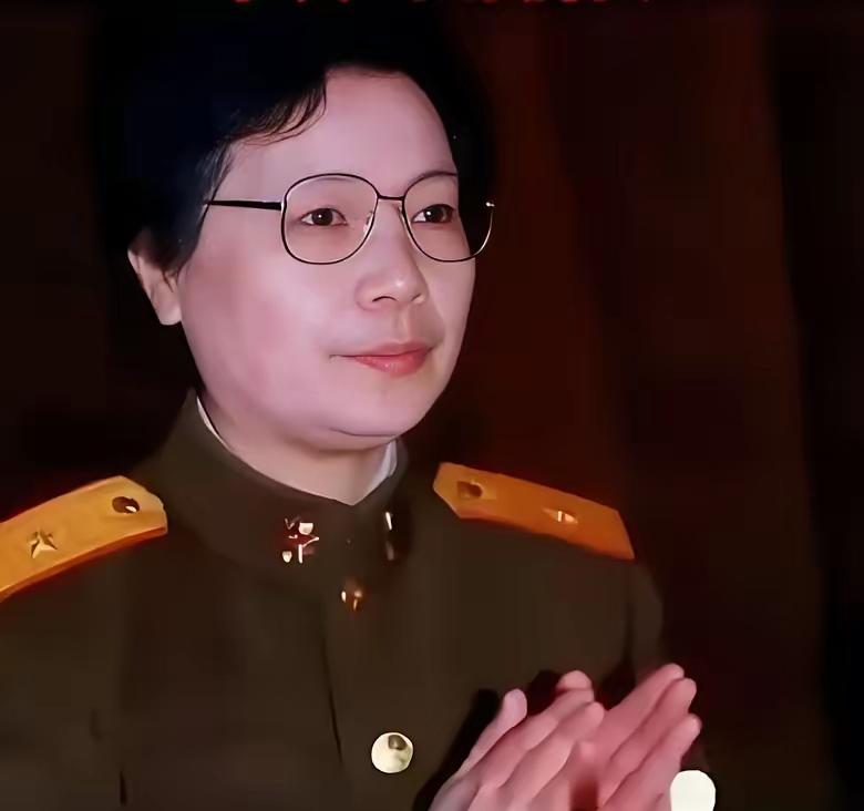 她是新中国第一位女中将，父亲是开国元帅，丈夫是上将。她早年前往苏联留学，学习的方
