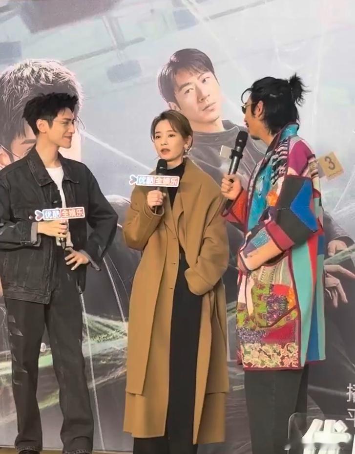 罗云熙江奇霖四川话还原名场面 罗云熙和江奇霖用四川话还原经典名场面，这独特的喜剧