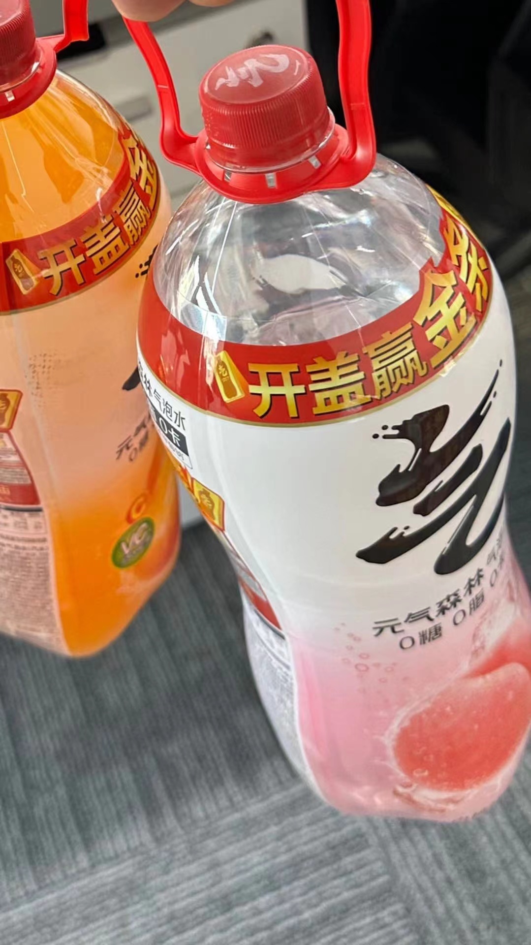 春节年轻人爱买超小克重黄金 每天都在想着哪个亲戚朋友能送我点黄金，元气森林2L的