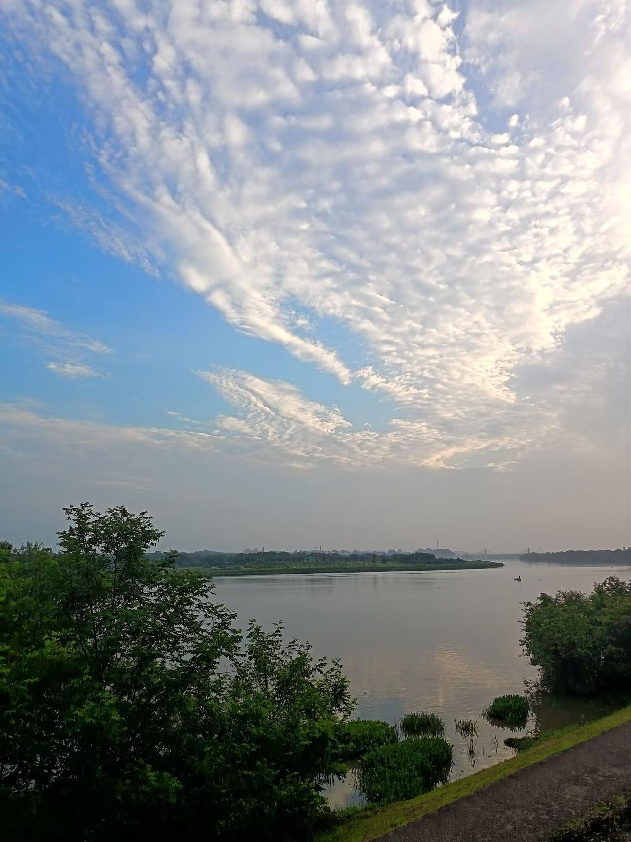湖面波光粼粼，云朵飘逸如画，静享自然之美。