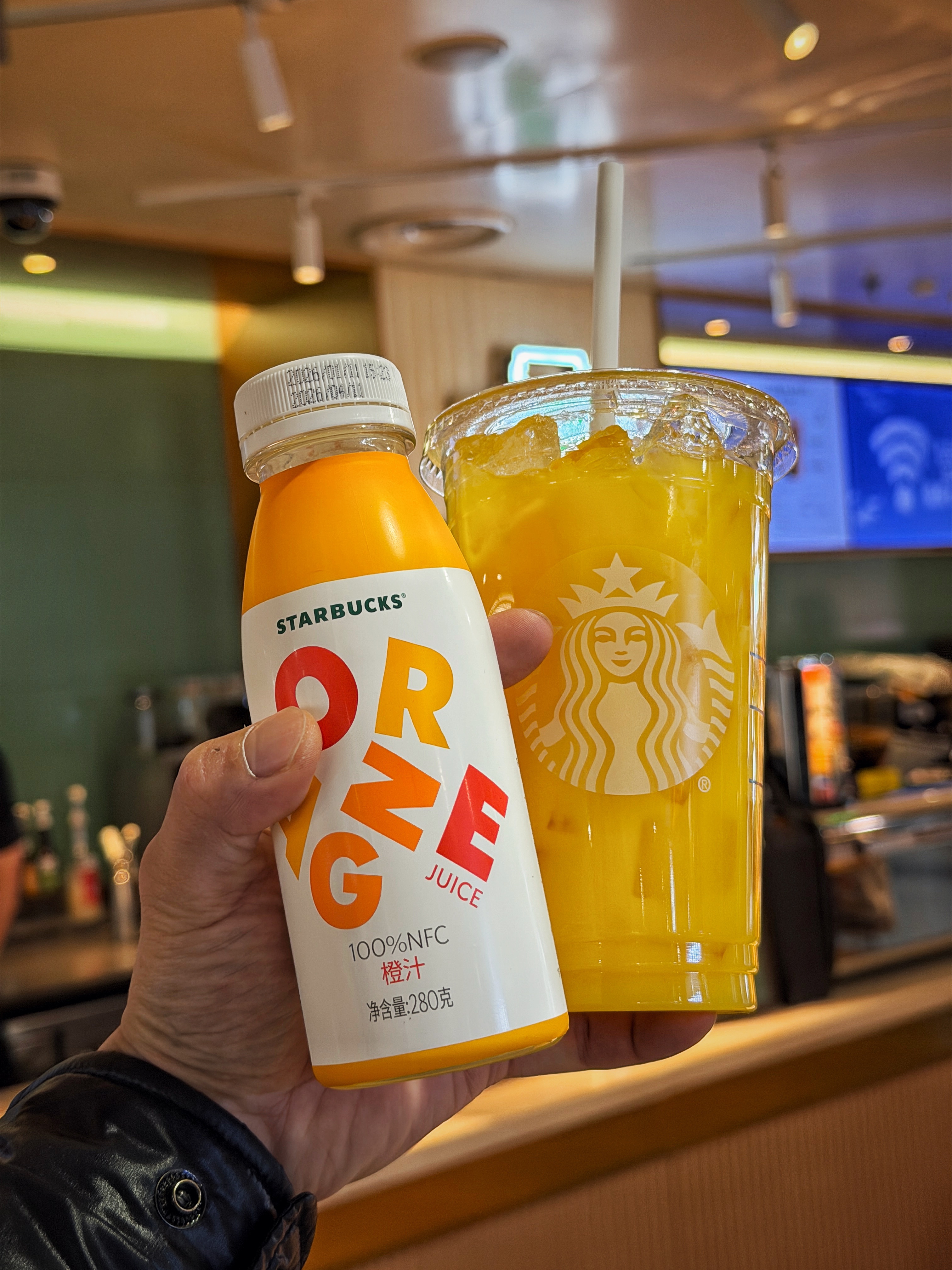 作为一名赛车手，我是这样喝星巴克的。买一瓶橙汁🧃，请店员倒在满冰的高杯里，喝到