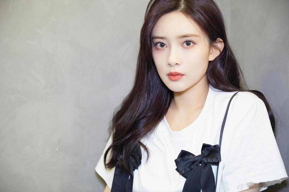 孟子义说现在本子多到手软 在娱乐圈的璀璨星河中，孟子义宛如一颗冉冉升起的新星，正