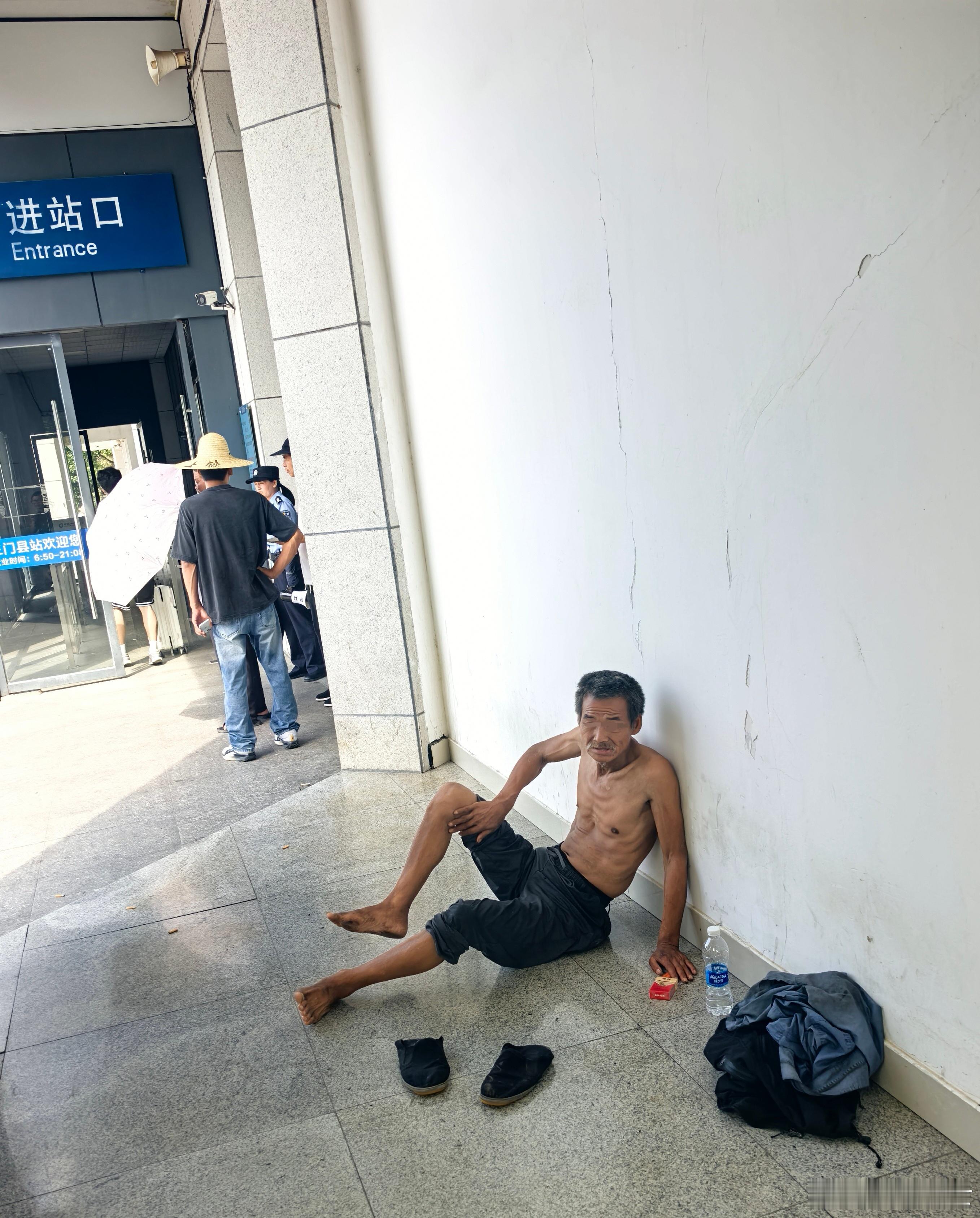 这个人好像精神有点问题，自言自语，手舞足蹈的。我给他了一瓶水，他一口气喝了大半瓶