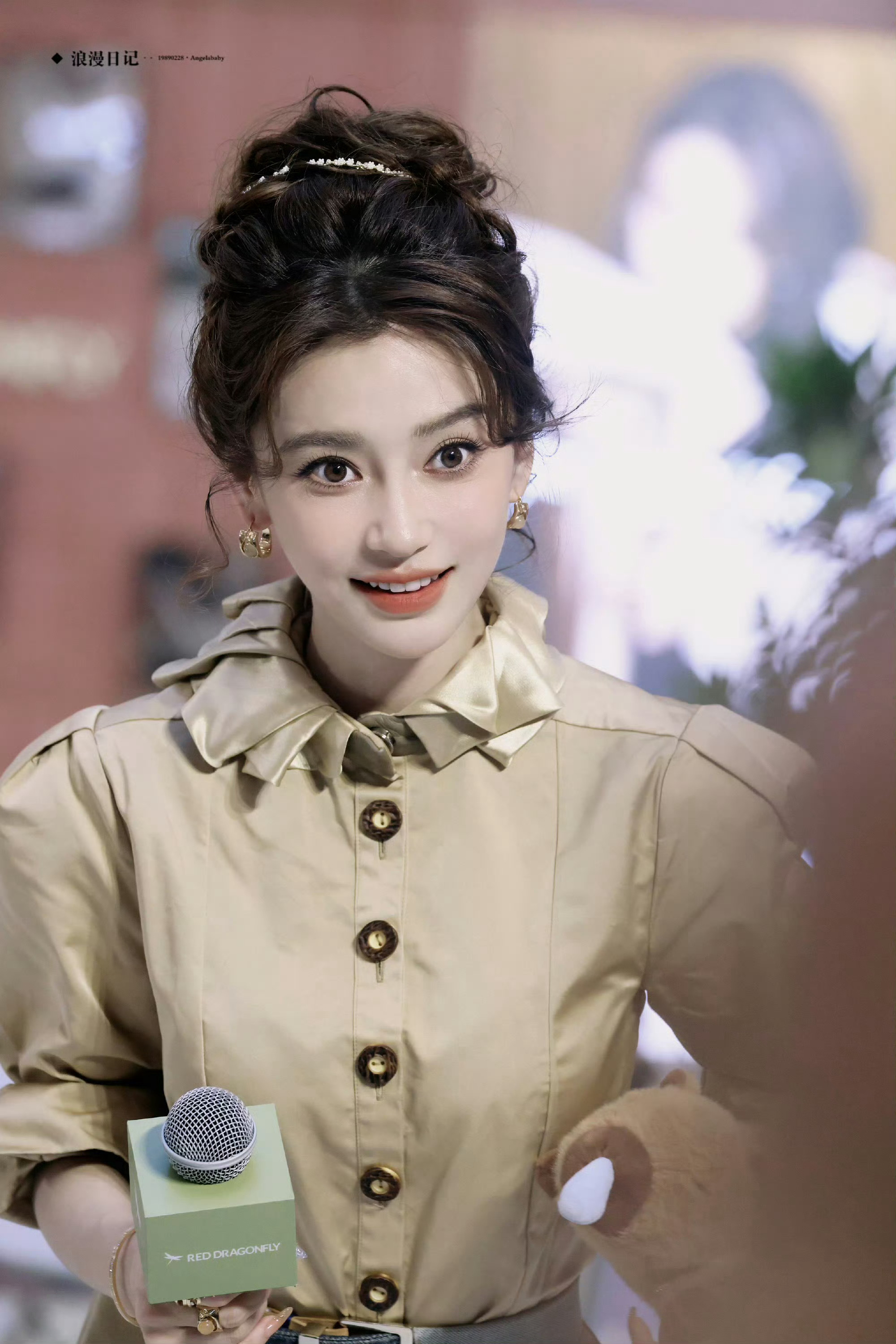 Angelababy鞠婧祎娜扎直播状态 baby这个发型好像洋娃娃，我疯狂截图[