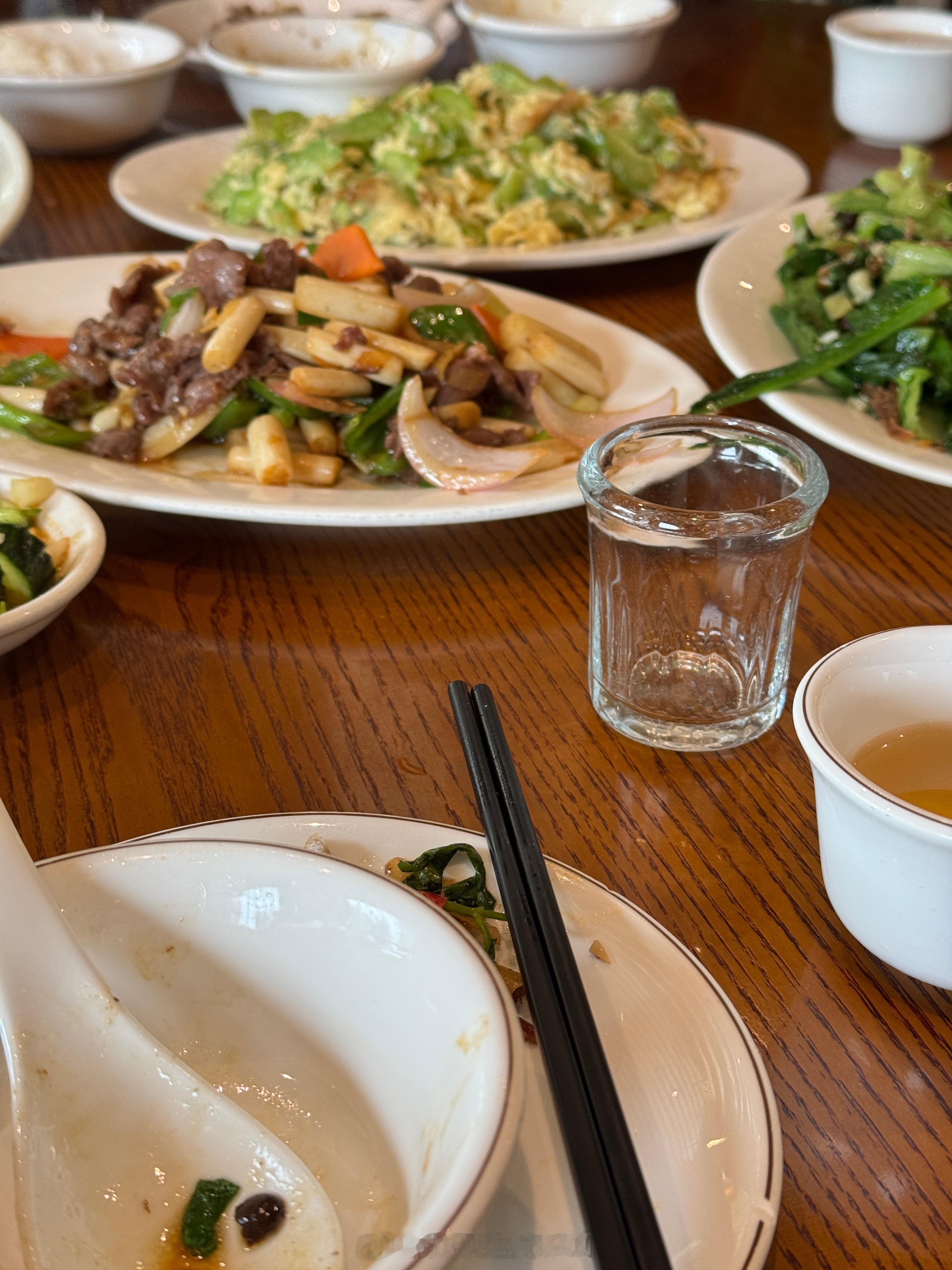 本来去遇见小面的，结果来下馆子了，点了四个菜，豆豉鲮鱼油麦菜 苦瓜鸡蛋 藕尖炒牛