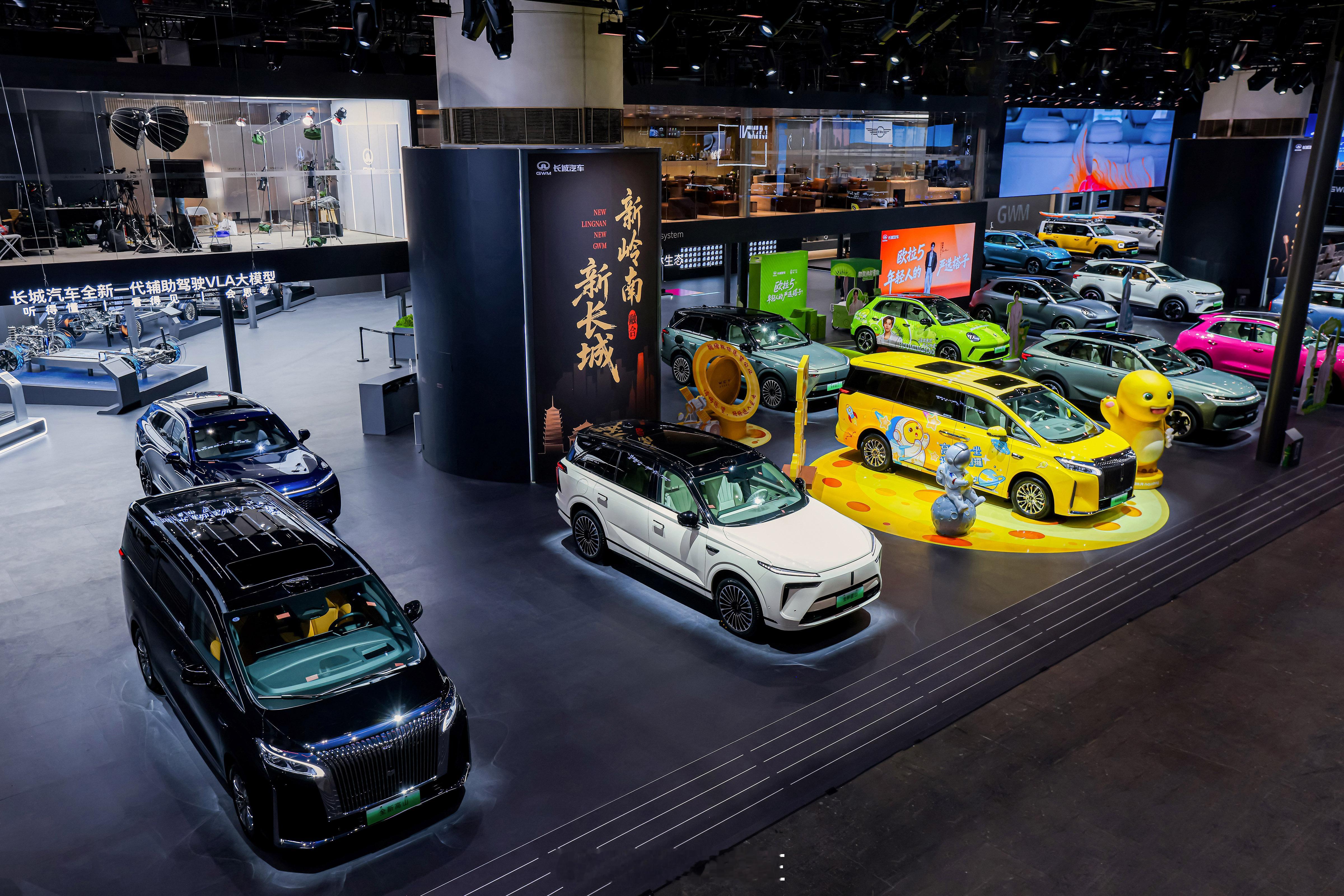 在2025广州车展上，魏牌携全新高山、蓝山、新摩卡Hi4亮相，并宣布品牌焕新计划