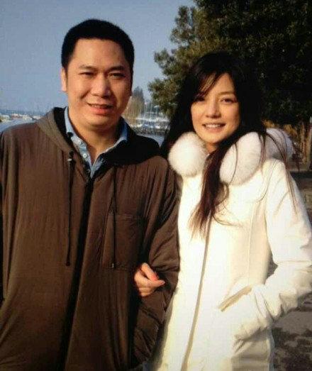 黄有龙2015年在澳门赌场6天输掉2.8亿人民币。由蔡玉凤牵线洗米华借款。201
