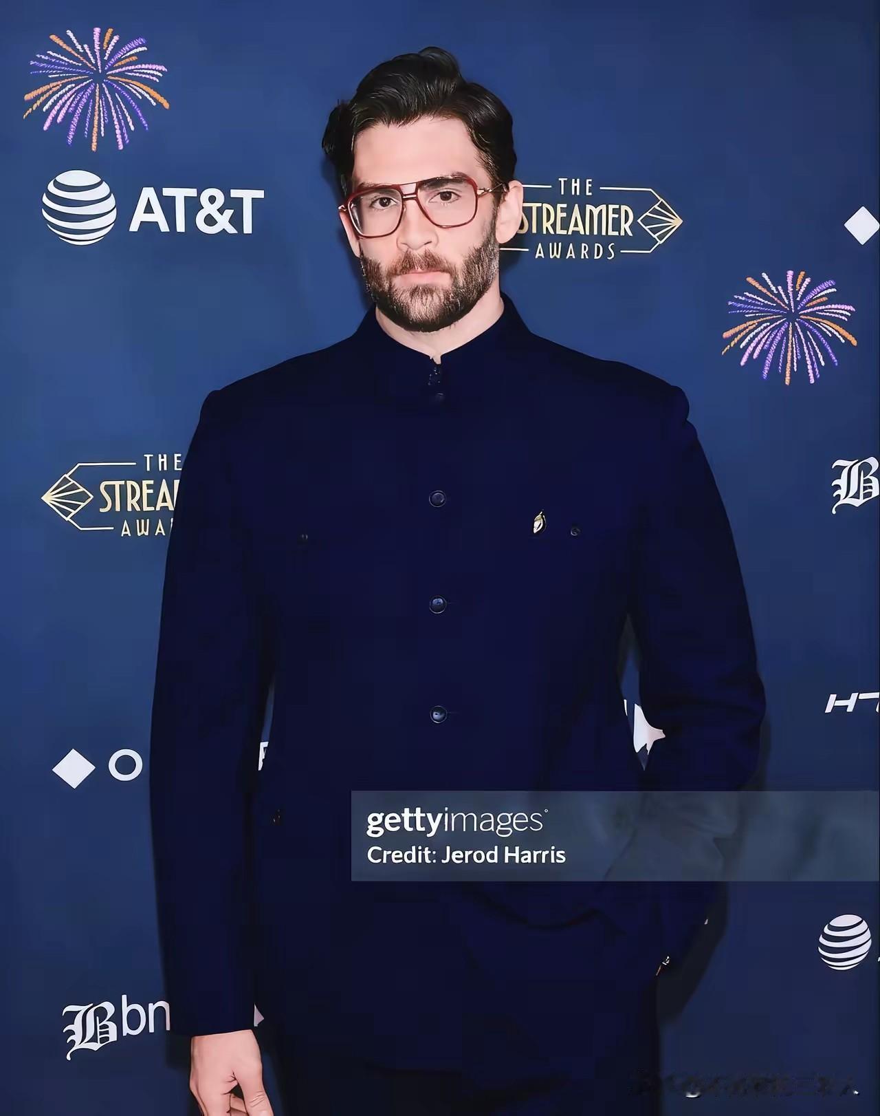 这可不是我瞎吹，不管是哪国人士，只要深入领略中华文化，就极易沉醉其中。瞧这哥们，