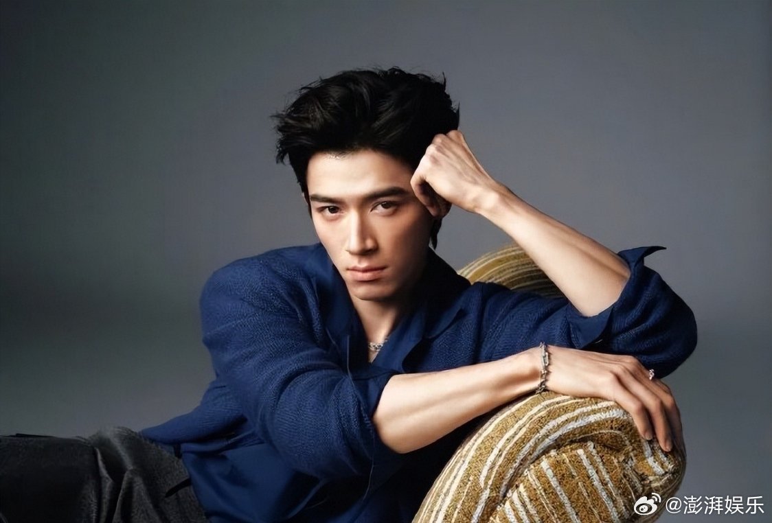 王星越说一胖就显得好骗 生日直播自曝大学婴儿肥旧照，调侃胖了自带“清澈的愚蠢”，