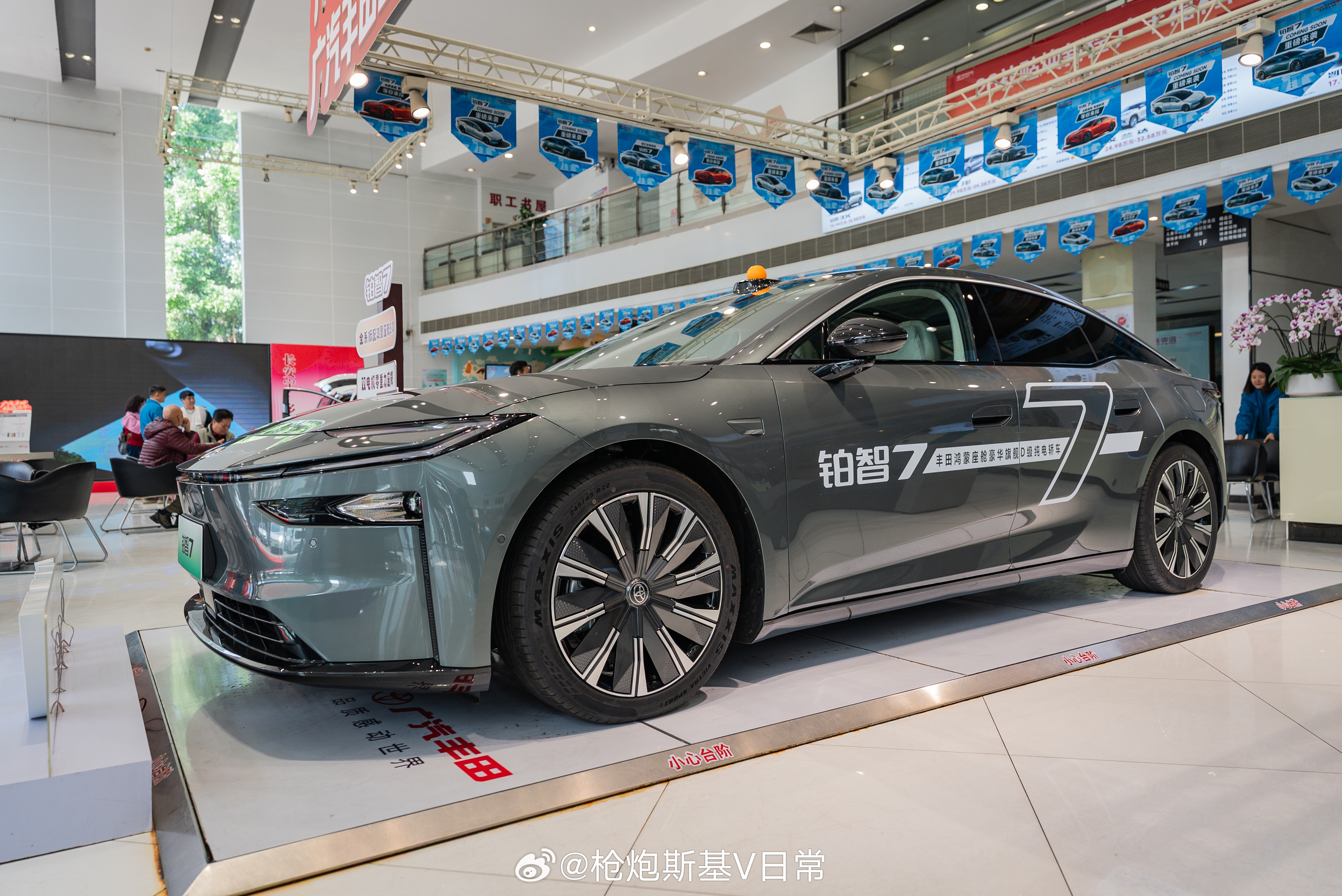 前两天身边一朋友让推荐一款新能源轿车，此人是轿车的铁粉我就让他观望一下广汽丰田刚