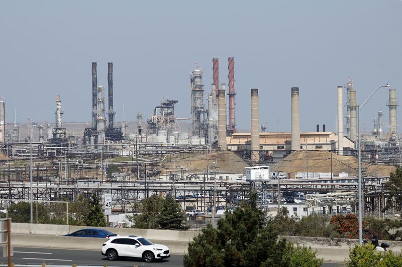 多国紧急应对 油价“破百”可太要命了，多国都开始紧急应对。就拿美国来说，为了缓解