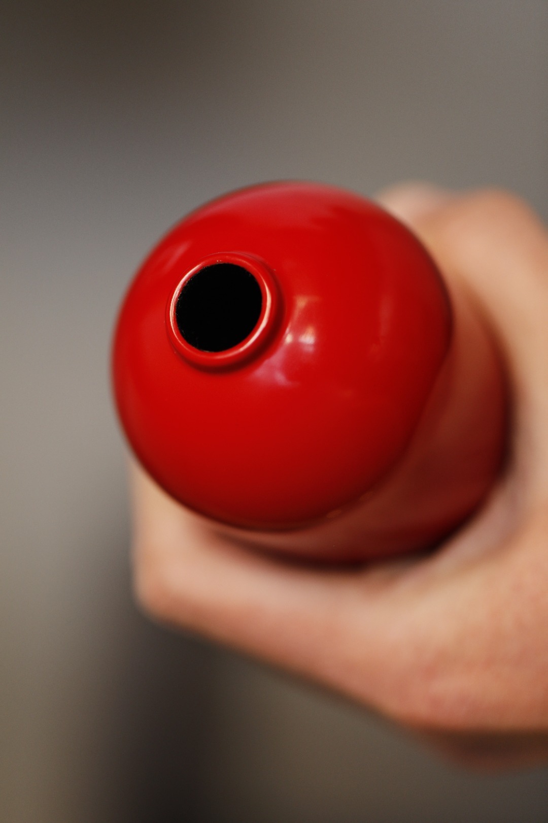 大漆·中国红 | 美人肩承循传统非遗工艺，髤饰大漆；入案头增色添彩，历久弥新。1