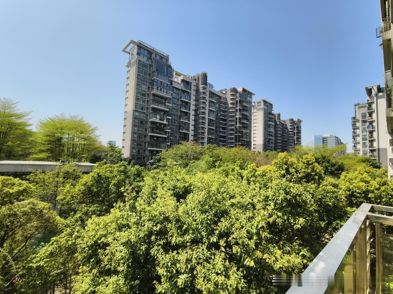 龙岗中心城天健现代城，小区的绿化环境真的很好，容积率又低，小区对面是龙城公园，居