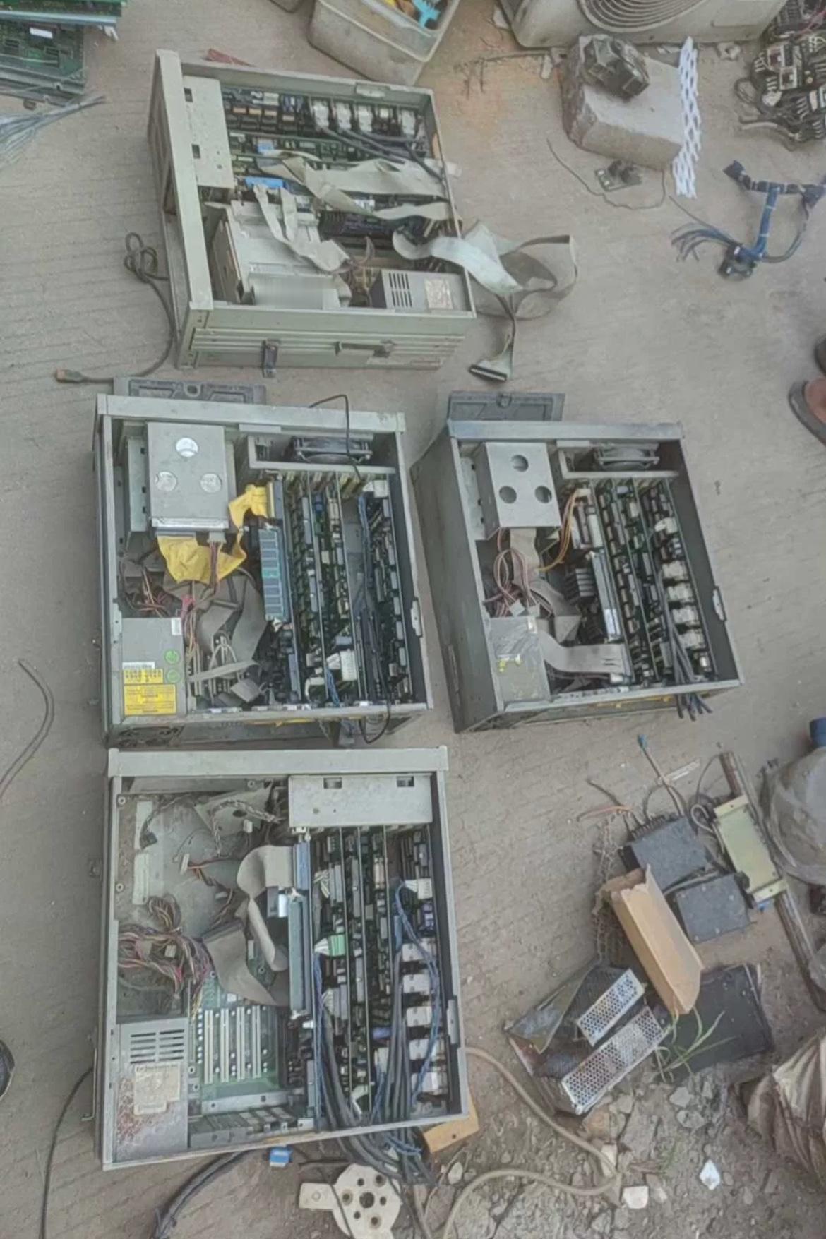 今天在广州鬼市花了200元淘了四台古董电脑；老板说不包好坏，我果断下手了；因为我